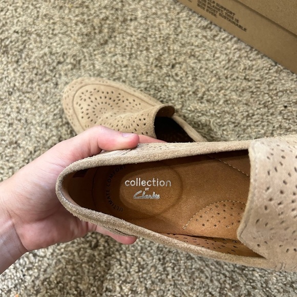 NIB Clarks Trish Calla Women's Suede
Loafers Sand Tan Pointed Toe Slip On Sz
7.5 - Picture 9 of 10